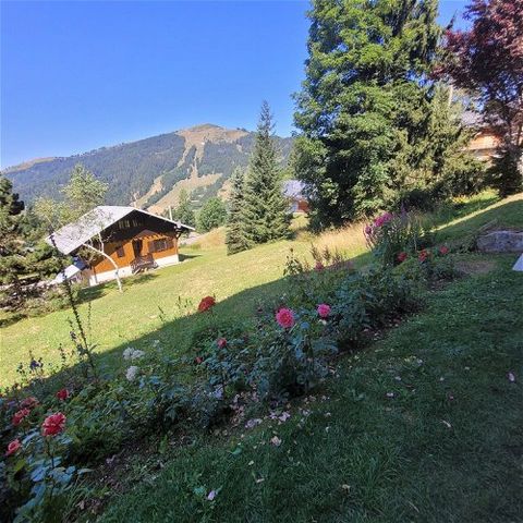 This charming chalet comes with a couple of surprises thrown in. It has an independent studio apartment, and also comes with enough land to allow the construction of a second building. Neither chalets nor land are easy to come by in this desirable pa...