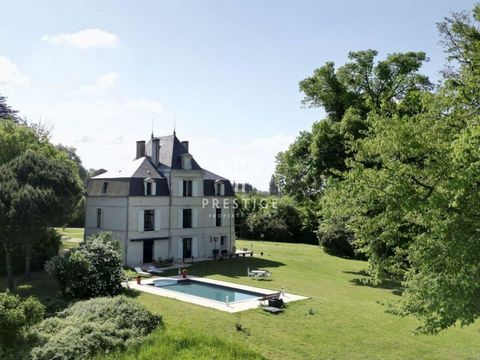 Full of character and charm, this magnificent 5 bedroom Chateau, with a total spacious living area of 342m2, is ideally situated in a quiet setting, yet just a few steps from the charming village of Monbazillac and only 15 minutes from Bergerac airpo...