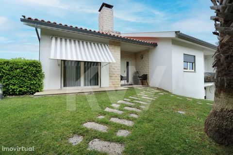 In the picturesque parish of Infias, municipality of Forno de Algodres, Guarda, we can find this distinct 4 bedroom villa with 6 rooms with use of attic, garage, 2 living rooms, 2 dining rooms, 3 kitchens, office, barbecue, storage, illuminated pool,...