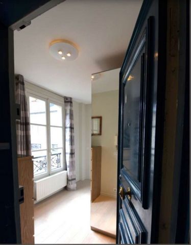 Beautiful 3-bedroom apartment of 93 sqm on the 3rd floor, fully renovated, located in the stunning Hôtel de Savourny. No elevator. The apartment comprises: An entrance with a chest of drawers and a dressing room. A separate toilet with a washbasin. A...