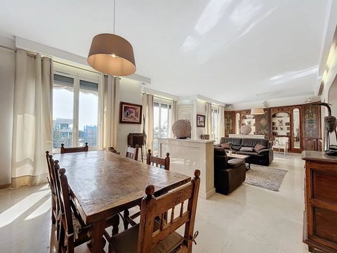 Ideally located in the heart of La Croisette, adjacent to the Grand Hotel, and 400m from the Palais des Festivals.In a very prestigious bourgeois residence, we offer you a magnificent quiet traversing apartment of 166m2.This bright apartment consists...