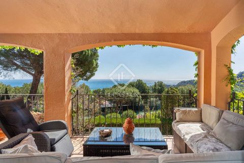 Introducing a captivating Mediterranean semi-detached residence nestled in the serene area of Aiguablava, the most coveted area of Begur. Positioned to perfection with an ideal south-easterly aspect, this home is ensconced within a tranquil community...