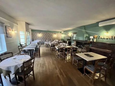 In the immediate vicinity of Chalon-sur-Saône, in a small village with amenities. Former redeveloped coaching inn divided into 2 parts: 1 restaurant part including a private room (40 m²), 1 bar opening onto a warm reception room with fireplace (90 m²...