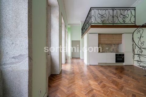 Studio apartment with mezzanine in Porto downtown! This apartment was refurbished in 2021, in a beautiful old building with typical Porto architecture. Elevator with direct access to the apartment on the top floor, with a ceiling height of 4.20m, cei...