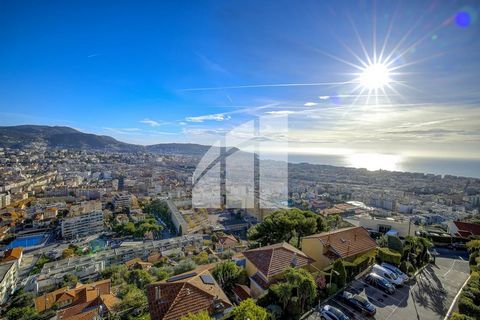 Exclusieve aanbieding: Een prachtig modern appartement met een groot terras van 130 m², met uitzicht op Nice en met een prachtig panoramisch uitzicht op zee. Het is gevestigd in een prestigieus gebouw met een zwembad, een park en een conciërge. Het a...