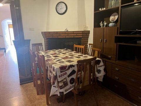 Acogedor adosado en Alpera Esta casa de pueblo tiene salón con chimenea cocina 1 dormitorio y baño y patio de luces en la planta baja En el primer piso hay 2 dormitorios más un baño E l ático es un gran espacio abiertola casa se vende amueblado