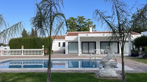 Gelegen op slechts enkele minuten van het bruisende stadje Alhaurín El Grande en op slechts 30 minuten rijden van de luchthaven van Málaga, biedt deze prachtige vrijstaande woning de perfecte mix van moderne elegantie en landelijke rust. Volledig ger...