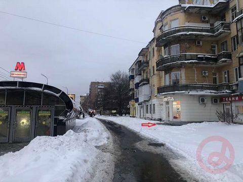 Предлагаем в аренду магазин 64 квм рядом со входом в станцию метро «Безымянка». Первая линия улицы Победы, пересечение с улицей Ново-Вокзальная. Красивый фасад. Отличное состояние помещения. Электрическая мощность 15 кВт.