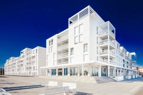 Port Leucate. Residentie Les Voiles Blanches. Zeer mooi T2-appartement gelegen op de 1e verdieping met lift, gelegen op het Z/O. Ideaal voor 4 personen. Lichte woonkamer met airconditioning (slaapbank, TV) die uitkomt op de ingerichte keuken (grote k...