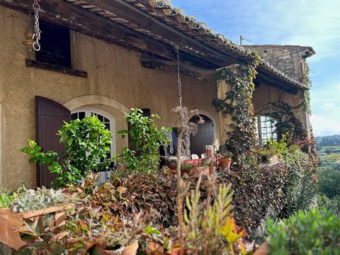 Ontdek dit charmante huis in het hart van de landschappen van Saint-Paulet-de-Caisson, een dorp dat ideaal gelegen is op het kruispunt van de departementen Gard, Ardèche, Drôme en Vaucluse. Deze bewaard gebleven stad combineert Provençaalse authentic...