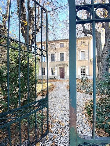 Near Isle sur la Sorgue, in Carpentras, this prestigious residence with outbuilding could become an artist's studio or painting gallery .... A majestic gate opens onto an old-fashioned garden with box trees, a fountain, antique vases and a beautiful ...