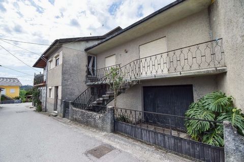 Kommen Sie und entdecken Sie Ihr neues Zuhause in dieser charmanten Ecke von Mourelos, Vil de Matos, Coimbra. Dieses atemberaubende zweistöckige Anwesen befindet sich auf einem geräumigen Grundstück von ca. 500 m2 und bietet Ihnen den Platz und die P...