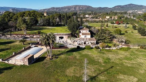 Erleben Sie eine einzigartige Gelegenheit, in diesem atemberaubenden Anwesen in einer Wohngegend von Valls zu leben, umgeben von 3,1 Hektar üppiger Landschaft.~~Diese Residenz verfügt über fast 900 m² Wohnfläche, 11 Schlafzimmer (2 mit eigenem Bad), ...