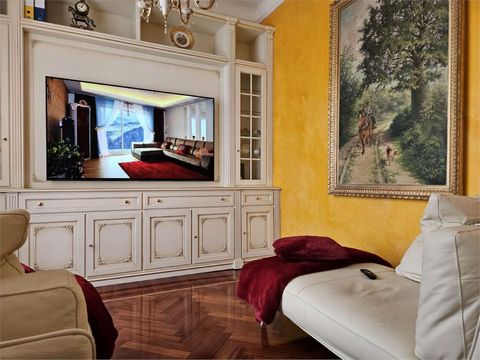 En una magnífica villa de estilo Art Nouveau finamente renovada, ofrecemos un exclusivo apartamento de una sola planta que combina elegancia y confort. El piso destaca por su increíble luminosidad y sus amplios espacios habitables. Un encantador pasi...