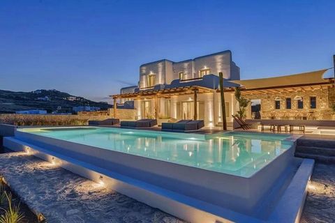 Gadait International presenteert deze luxe villa gelegen in de hooglanden van Kalafatis, in Mykonos. Ideaal gelegen, op slechts 750 meter van het kristalheldere water van de Egeïsche Zee, biedt dit uitzonderlijke pand een prachtig uitzicht op het rot...