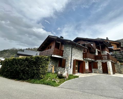 Deze twee prachtige traditionele alpenchalets van steen en hout bevinden zich in het pittoreske gehucht Villarabout op een hoogte van 1500 m op een paar minuten van Saint Martin de Belleville, verbonden door shuttles naar het prestigieuze skigebied L...