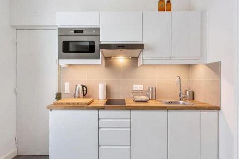 Gelegen in het hart van het 1e arrondissement van Parijs, biedt dit appartement van 40 m² een perfecte uitvalsbasis voor maximaal 4 personen. Het appartement bevindt zich op de tweede verdieping van een charmant gebouw zonder lift en beschikt over ee...