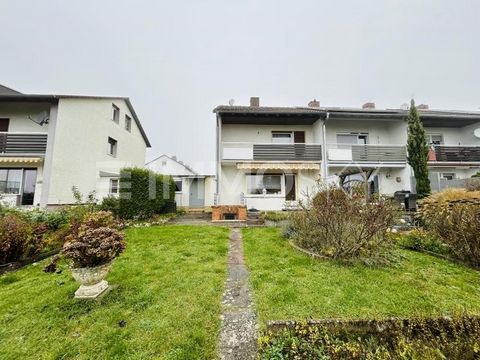 Esta encantadora casa adosada en esquina en Wiesbaden-Freudenberg le ofrece un hogar acogedor en un entorno tranquilo y familiar en aprox. 112 m² de espacio habitable. Incluso la zona de entrada transmite una primera impresión acogedora con el jardín...