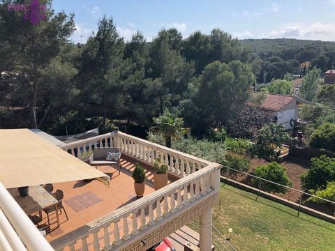 Espectaculares vistas en una magnifica casa de 376m2 construidos y 209m2 útiles según catastro. La casa dispone de 3 plantas, sótano, planta baja y primera planta. En el sótano hay una gran sala polivalente con chimenea, un trastero, amplio garaje y ...