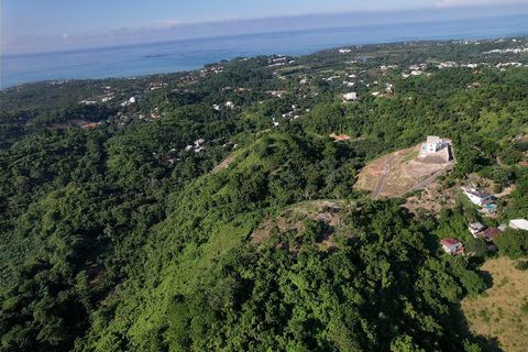 Land with sea view for sale in Las Terrenas : Land of 2429 m² for sale with easy access by asphalted streets, in a quiet and safe area, just a few minutes from Playa Bonita and 8 minutes from the center of Las Terrenas. The land offers stunning sea v...