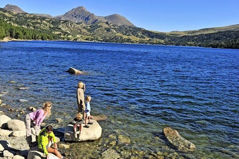 Situé à Font-Romeu w Pirenejach, Résidence Goélia Le Domaine de Castella*** bénéficie d'un panorama wyjątkowa, avec une vue sur la chaîne montagneuse environnante.  Rezydencja jest idealną lokalizacją w odległości 400 m od centrum stacji. Vous pourre...