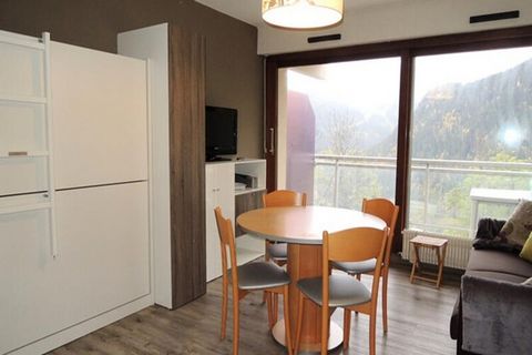 Dieses charmante Studio-Apartment befindet sich im ersten Stock eines 1975 erbauten Wohnhauses und bietet komfortable Unterkunft für bis zu 4 Personen. Es verfügt über einen Kabinenbereich mit einem Doppelbett und zwei Etagenbetten im Wohnzimmer. Die...