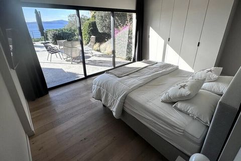 Questa splendida villa di nuova costruzione, di 280 m², offre sistemazioni di lusso per un massimo di 14 ospiti. Situato in una zona privilegiata di fronte a St. Tropez, sulla Costa Azzurra, vanta favolose viste sul mare e un'architettura contemporan...