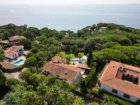 Barnes Costa Brava presenteert in een van de meest prestigieuze wijken van Lloret de Mar een van de Villa's bij uitstek met de meest mediterrane stijl. Op een oppervlakte van bijna 3200 m2 met een voorkant op het zuiden die de hele dag natuurlijk lic...