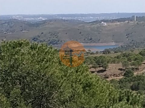 Rustiek land met 23840m². Gelegen tussen Tanoeiro en Corte do Gago, gelegen in Azinhal, Castro Marim - Algarve. Goede toegang. Met Pinheiros en nog wat andere bomen. Schone grond. Vrij uitzicht op de bergketen en de Beliche dam. Met grote blootstelli...