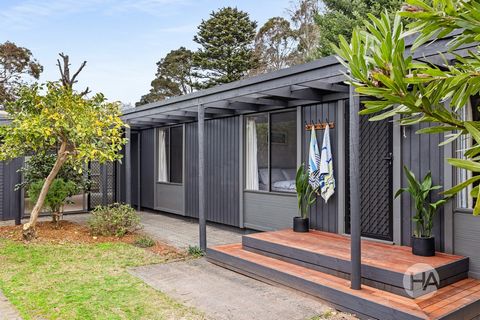 Con una ubicación tranquila y completamente renovada en un carril sin paso, esta hermosa residencia privada captura la esencia de un estilo de vida que combina la tranquilidad rural con el encanto junto a la playa en la codiciada playa de Balnarring....