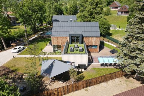 Entdecken Sie diese wunderschöne Villa in dem malerischen Cerny Dul, gelegen im bezaubernden Ostböhmen. Diese Villa verkörpert den typischen tschechischen Charme mit einem Interieur aus warmem Holz und bietet gleichzeitig alle modernen Annehmlichkeit...