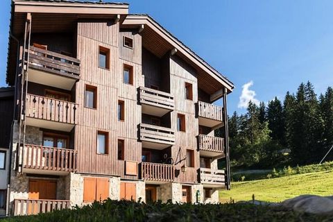 Nestled in the Crève Cœur district of Valmorel, this property offers a cozy ground-floor apartment with direct access to the slopes and hiking trails, ideal for both summer and winter stays. The 32 m² apartment features a living room with two sofa be...