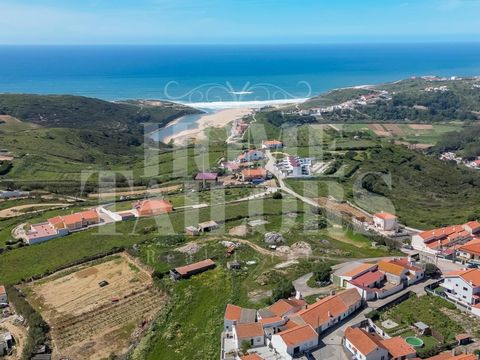 5 minutes from Ericeira and 2.5km from the parai de São Julião, we can find this bright 4 bedroom villa, with frontal sea views and very generous areas. On the ground floor we have the social area of the house, with a living and dining room, with dir...