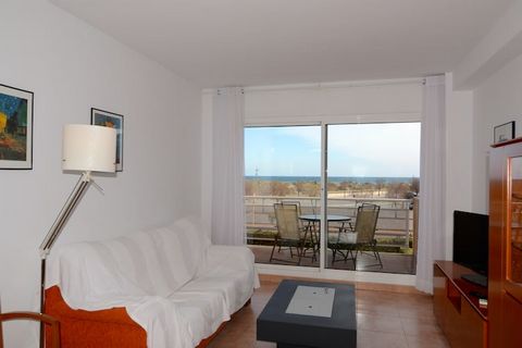 Apartament amb vistes a la mar a la platja de Pals Al Resort Port Pals, tan sols creuar el carrer i pots gaudir d'una de les platges més boniques de la Costa Brava. Llargues extensions de daurada sorra per passejar i tots els esports nàutics al teu a...