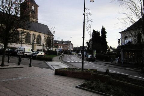 Begane grond: - open keuken (vaatwasser, keramische kookplaat, oven, magnetron) met eethoek, - woonkamer met TV en houtkachel, - badkamer met toilet en wasmachine. Boven: - 1 slaapkamer met 2 eenpersoonsbedden 90x190cm - 1 slaapkamer met 1 eenpersoon...