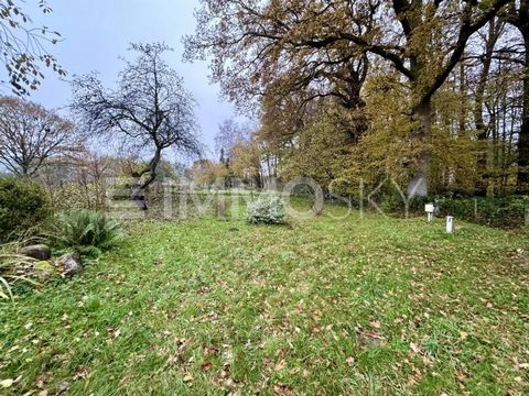 Deze buitengewone woning combineert een eengezinswoning, veelzijdige bijgebouwen en een ruim perceel ingebed in het idyllische natuurlandschap van het natuurreservaat Ammersbek-Niederung. Kenmerken in één oogopslag: -Begane grond: Open woon-eetkamer,...