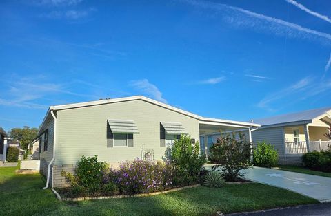 Prachtige 2/2 Palm Harbor. Dit huis uit 1296 m² met garage voor golfkarretjes in Southport Springs Golf and Country Club is ideaal gelegen op een groot perceel met een noordoostelijke ligging. De Florida Room voegt 290sf toe aan het huis met nieuwere...