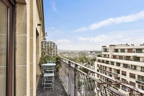 Gelegen in het hart van Parijs, vlakbij het iconische Trocadéro, biedt dit charmante appartement van 35 m² een prachtig uitzicht over de stad vanaf het balkon van 7 m², waardoor het een perfect toevluchtsoord is voor twee personen. Het appartement be...