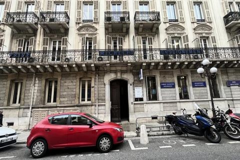 Dieses charmante 2-Zimmer-Apartment ist der perfekte Ausgangspunkt, um das Beste von Nizza zu erkunden, nur einen kurzen Spaziergang von der berühmten Promenade des Anglais und ihren sonnigen Stränden entfernt. Ganz gleich, ob Sie geschäftlich, zu zw...