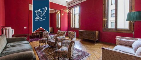 In una delle più belle zone residenziali di Firenze, tra le più ambite e ricercate nel panorama del luxury real estate, questo appartamento di lusso sorge al secondo piano di un signorile condominio dotato di ascensore. L'immobile occupa una sup...