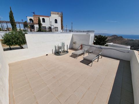 Esta encantadora casa de pueblo tradicional está situada en el corazón de Mojácar Pueblo, justo enfrente del icónico Mirador de Castillo, en una zona bien cuidada y codiciada. La propiedad ha sido bellamente decorada y amueblada, destacando todo su p...