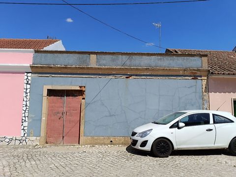 Cod. Ext. 7032 In the village of Canha, municipality of Montijo, on a plot of 279m², there is a property, with an implantation area of 117.5m², consisting of 4 partitions, an old cellar and 3 storage rooms. The property needs recovery. The land has 2...