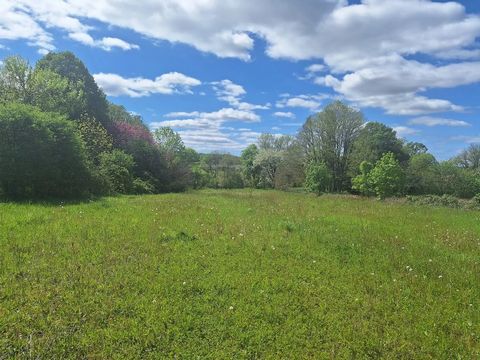 EXCLUSIVE TO BEAUX VILLAGES! Lovely building plot and attached agriculture land for sale! The land is located in a very peaceful and quiet area and near the lovely Bastide of Eymet. Views are amazing and spectacular!