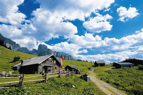 Dieses wunderschöne Chalet-Apartment bietet Platz für bis zu 12 Personen und liegt in einem charmanten Chalet in der Nähe des Zentrums des beliebten Ferienorts Leogang im Salzburger Land. Das Chalet beherbergt zwei separate Apartments, die perfekt fü...