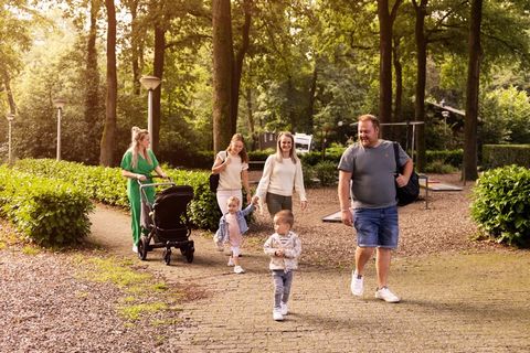 Ce bungalow indépendant est situé dans le parc de vacances boisé et spacieux Parc Heihaas. Il est situé en bordure du village de Putten, à la frontière de la Veluwe et de la vallée de la Gueldre. Le bungalow de plain-pied est entièrement et confortab...