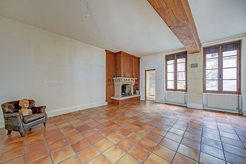 In het hart van het Ile Saint Louis op de tweede verdieping met uitzicht op de binnenplaats en de tuin van een prachtig oud gebouw uit 1850, charmant vierkamerappartement van 76,37 m2 Carrez wet als volgt ingedeeld: entree, woonkamer van 33 m2 met op...