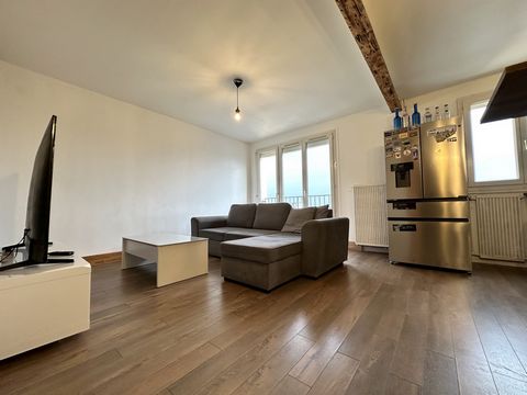 Wohnung T2 von 42 m2 stilvoll renoviert Entdecken Sie diese herrliche T2-Wohnung von 42 m2 mit privatem Parkplatz, komplett und geschmackvoll renoviert, in einem Stil, der den Charme des Holzes und die Eleganz von Schwarz kombiniert. Es befindet sich...