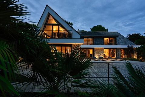 A deux pas de la plage, cette incroyable villa de 550 m2 est issue de la conjonction des talents de deux architectes de renom. Conçue à l'origine par l'architecte et artiste Bernard BOESCH, avec une organisation idéale des volumes, des orientations, ...