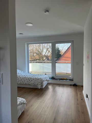 Privates Zimmer Willkommen in eurer neuen WG in Hamburg. Diese voll möblierte und komplett ausgestattete 4-Zimmer-Wohnung bietet nicht nur eine komfortable Wohnsituation, sondern auch ein gemütliches Flair, das ihr lieben werdet. Zimmer: 4 geräumige ...