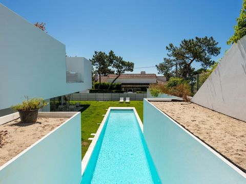 Atemberaubende neue Villa mit zeitgenössischer Architektur in Estoril, in einer ruhigen Wohngegend, in der Nähe des Strandes und des Bahnhofs. Die Villa verfügt über eine große offene Lösung im Erdgeschoss, wo Sie einen Flur betreten und dann ein seh...